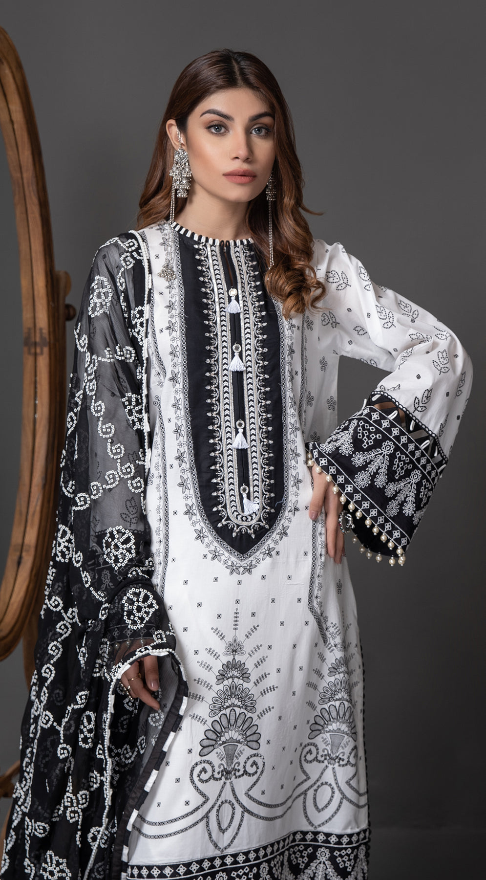 AMIRA || MONOCHROME MYSTIQUE '22 || ANAYA By Kiran Chaudhry in UK USA UAE online kapraye.com
