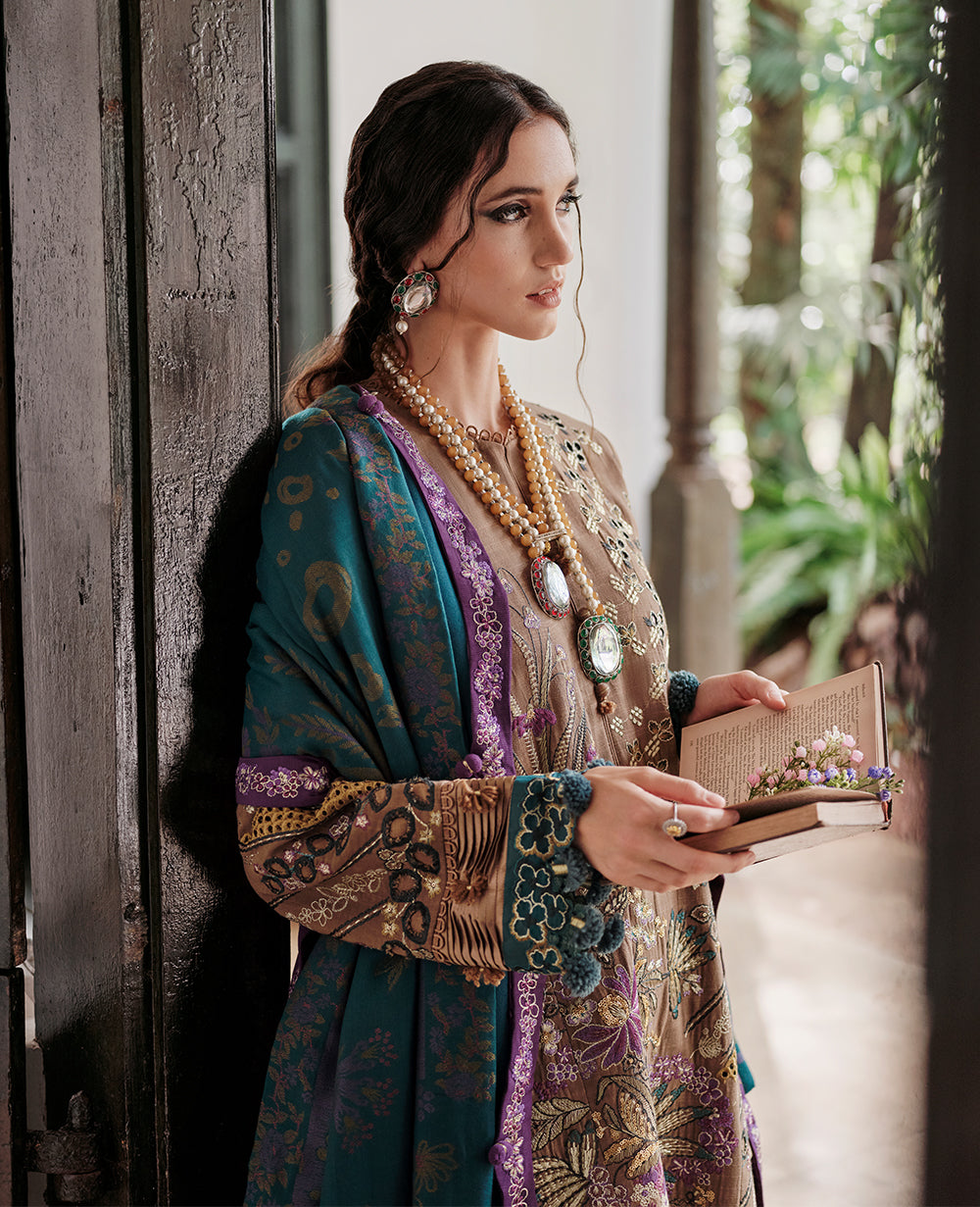 GIRA || DANAYAH WINTER UNSTITCHED '22 || Rpublic Womenswear in UK USA UAE online kapraye.com