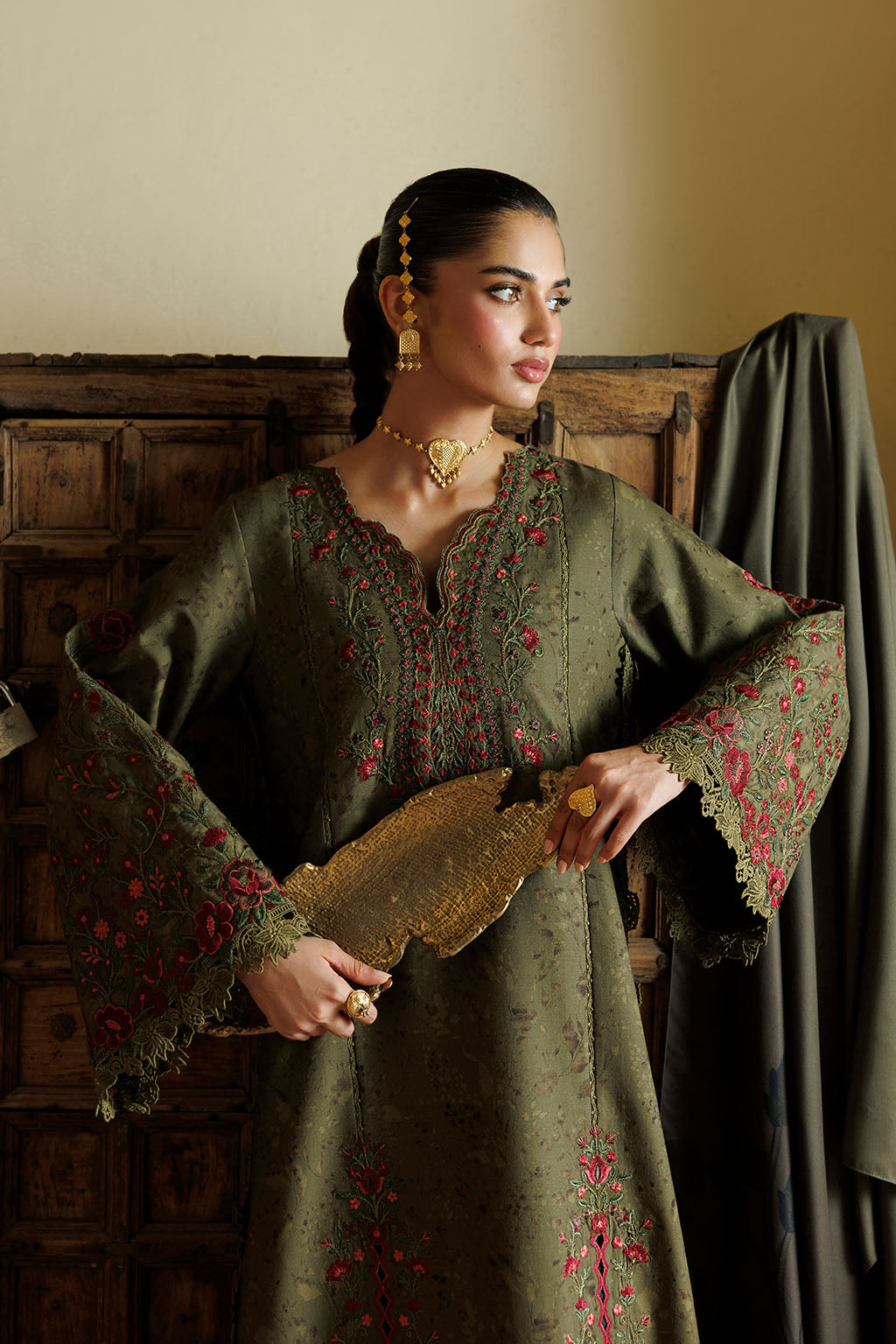 IPF-27 | PRE FALL 26 | IZNIK