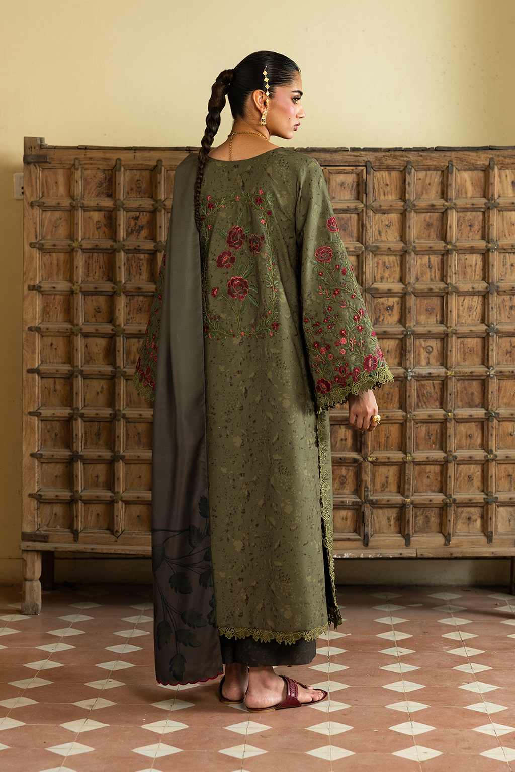 IPF-27 | PRE FALL 26 | IZNIK