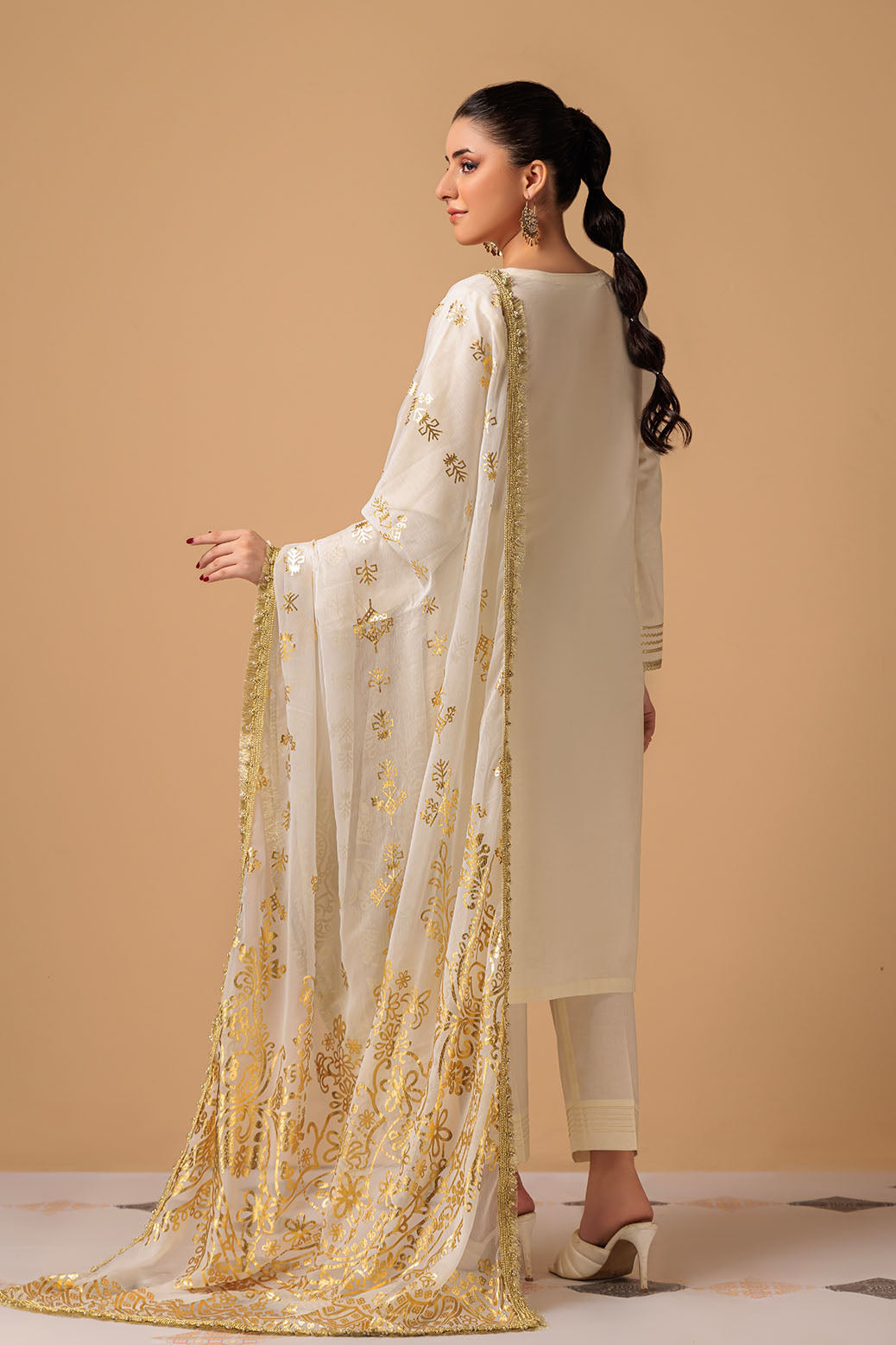 O-WHITE-CAMBRIC-3 PC || CHAMAK DAMAK 2023 || BONANZA SATRANGI in UK USA UAE online kapraye.com