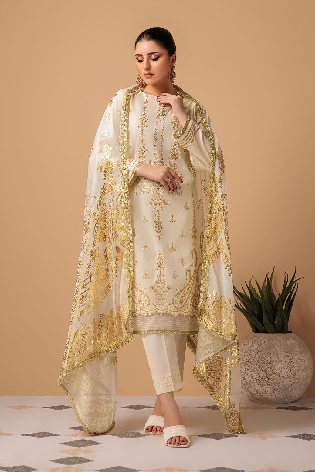 O-WHITE-CAMBRIC-3 PC || CHAMAK DAMAK 2023 || BONANZA SATRANGI in UK USA UAE online kapraye.com