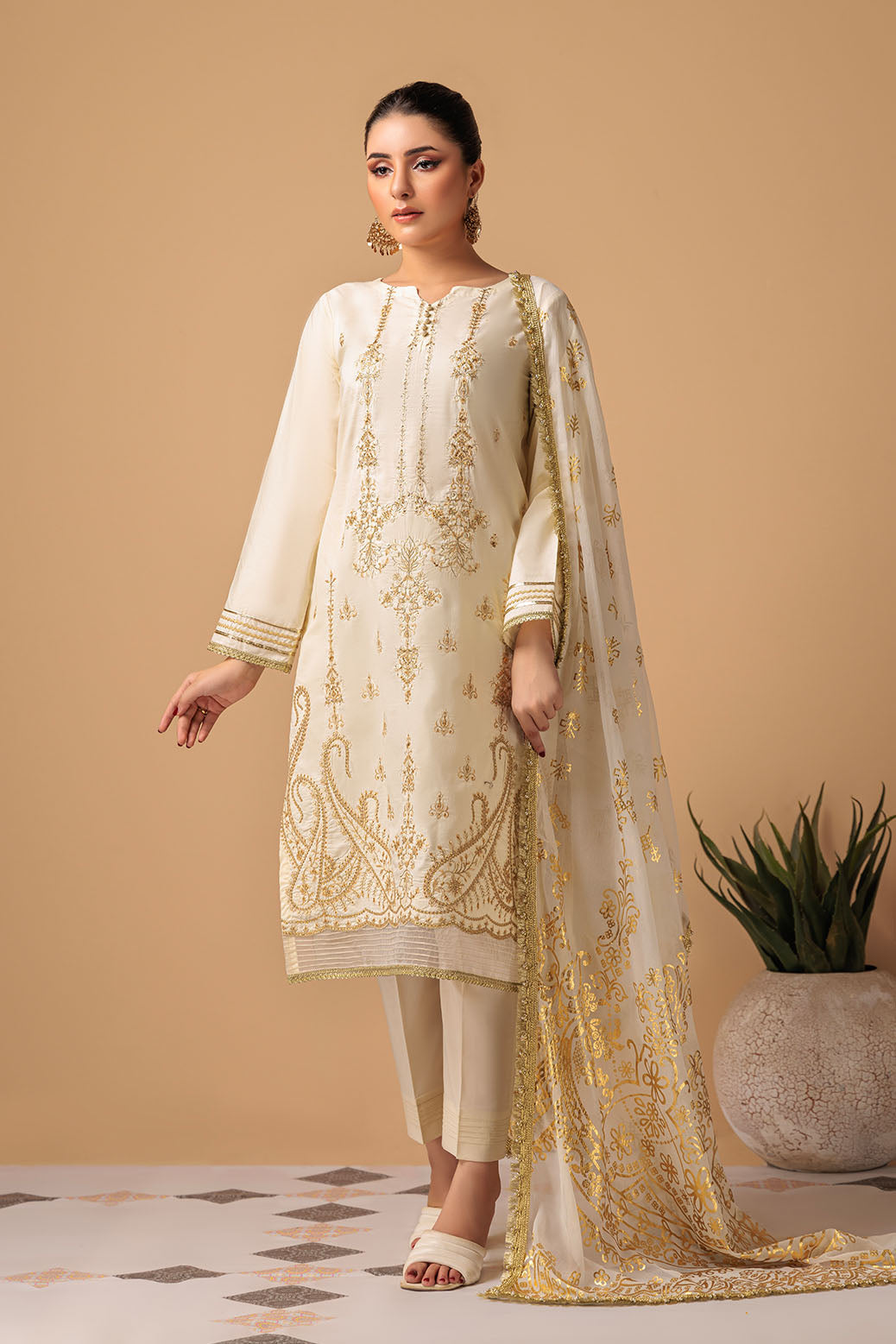 O-WHITE-CAMBRIC-3 PC || CHAMAK DAMAK 2023 || BONANZA SATRANGI in UK USA UAE online kapraye.com