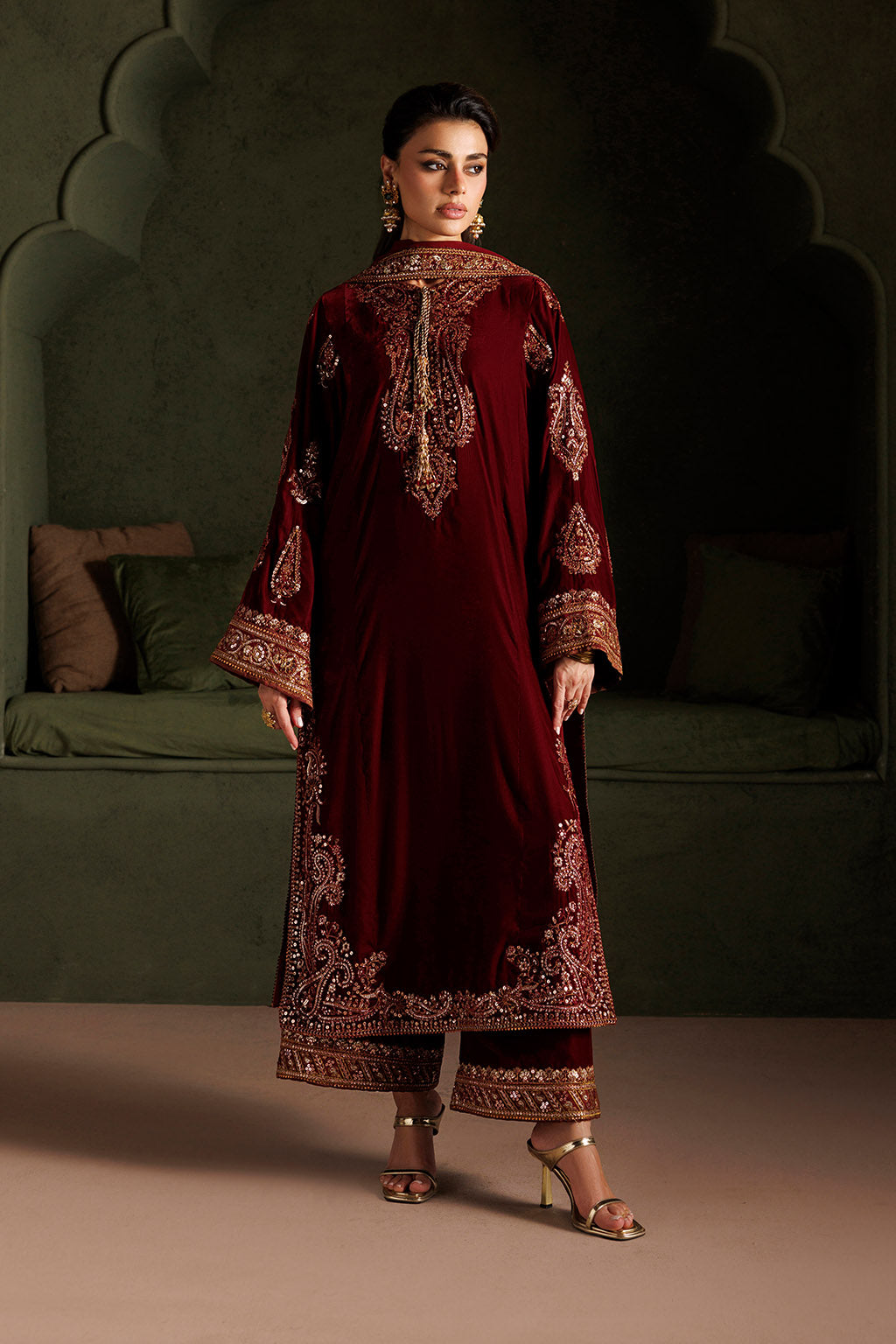 IV-86 Embroidered Velvet | VELVET 26 | IZNIK