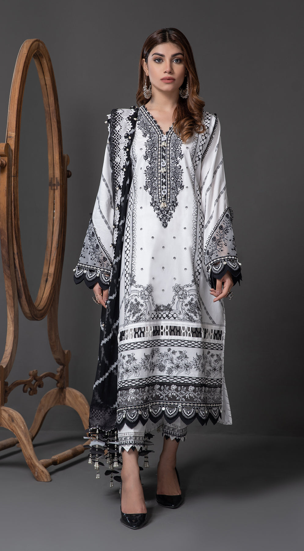 URWA || MONOCHROME MYSTIQUE '22 || ANAYA By Kiran Chaudhry in UK USA UAE online kapraye.com