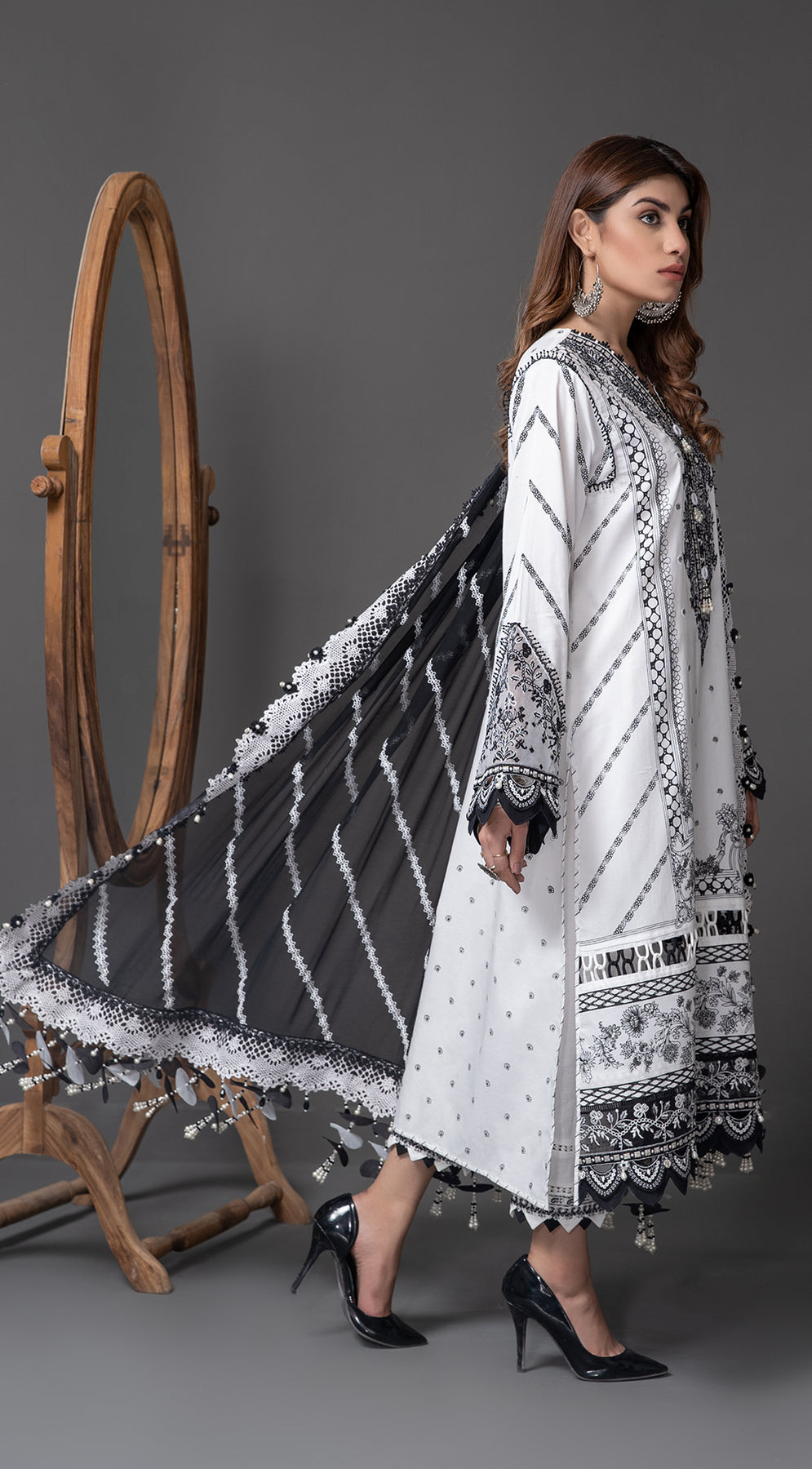 URWA || MONOCHROME MYSTIQUE '22 || ANAYA By Kiran Chaudhry in UK USA UAE online kapraye.com