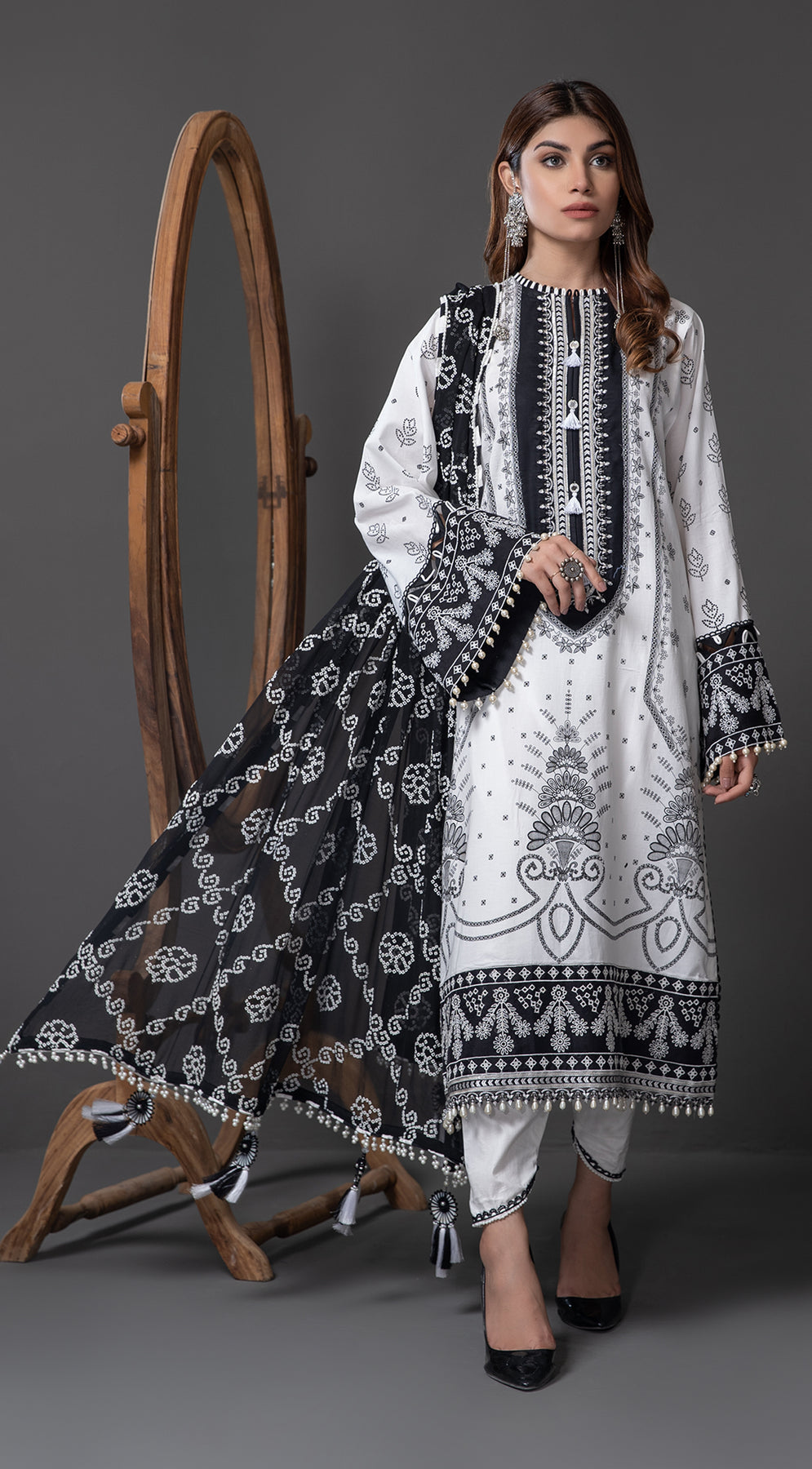 AMIRA || MONOCHROME MYSTIQUE '22 || ANAYA By Kiran Chaudhry in UK USA UAE online kapraye.com