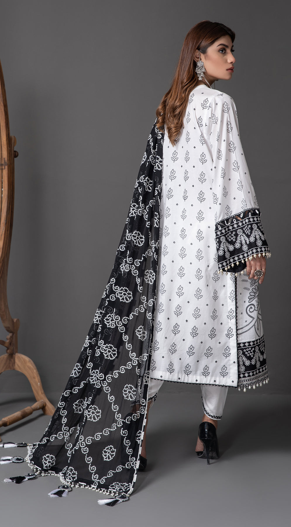 AMIRA || MONOCHROME MYSTIQUE '22 || ANAYA By Kiran Chaudhry in UK USA UAE online kapraye.com